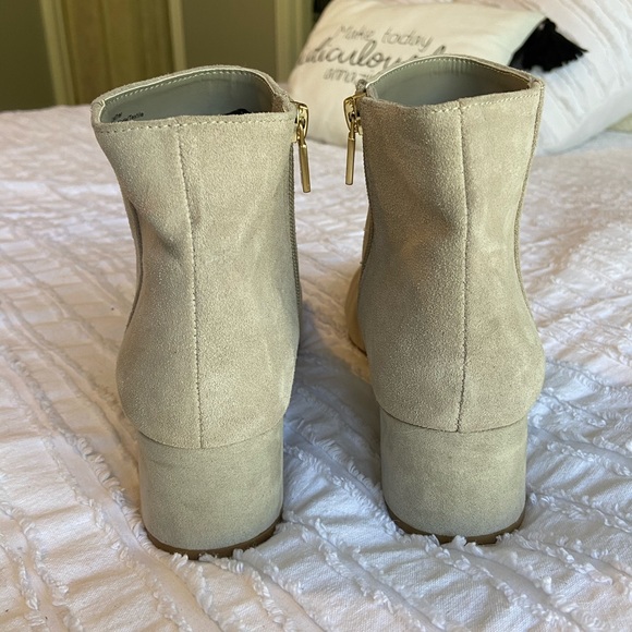 NEW Kenneth Cole Road Stop Block Heel Ankle Bootie - Picture 3 of 6